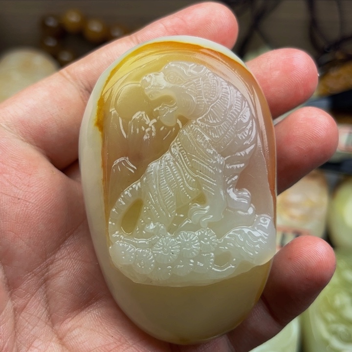 石材方解石手把件虎