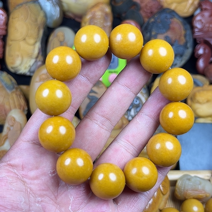 人***戏石英质玉未镶嵌颈饰
