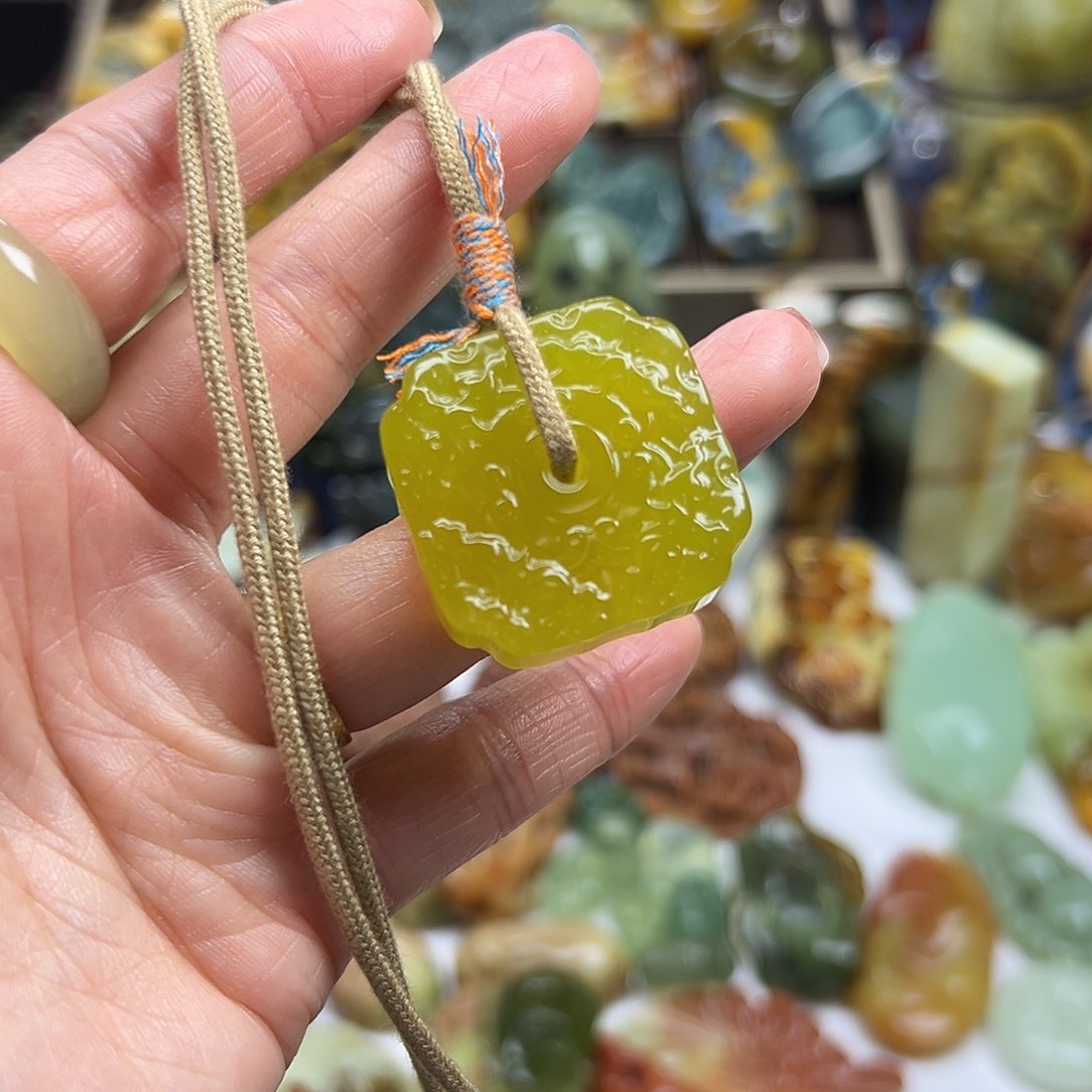 岫玉未镶嵌颈饰黄金玉八方扣子