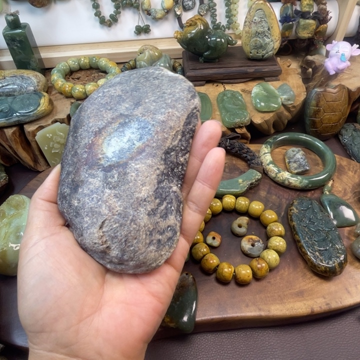 阳***光岫岩河磨玉（透闪石质玉）未镶嵌珠宝奇石