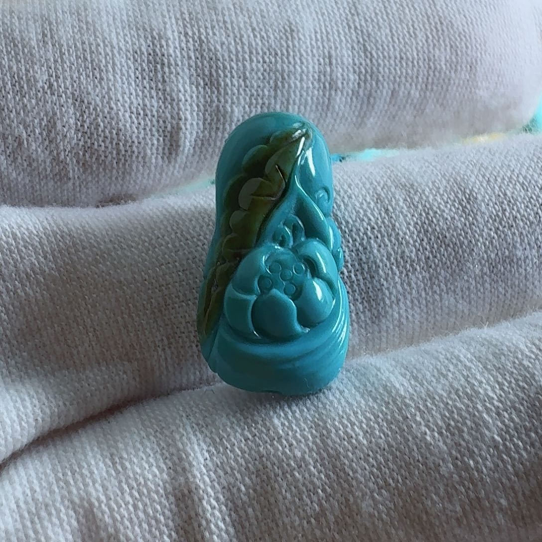 绿松石珠宝奇石未镶嵌原矿绿松石高瓷花花巧雕牌子吊坠配饰背云