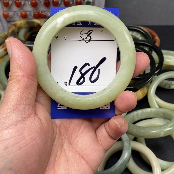 蛇纹石玉手镯未镶嵌