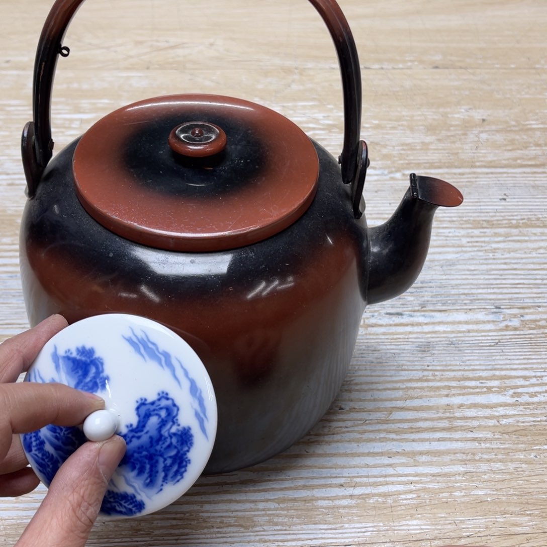 瓷片密密麻麻地排列着一个