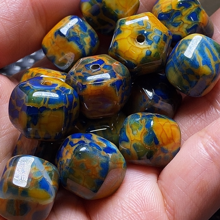 黎***云玛瑙/玉髓未镶嵌颈饰