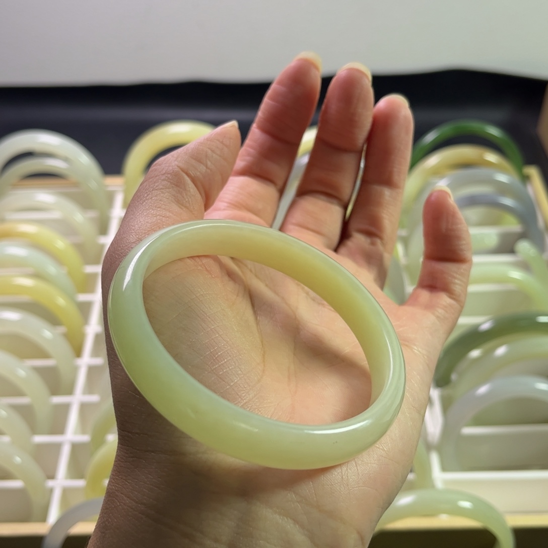 未镶嵌手镯和田玉60圈