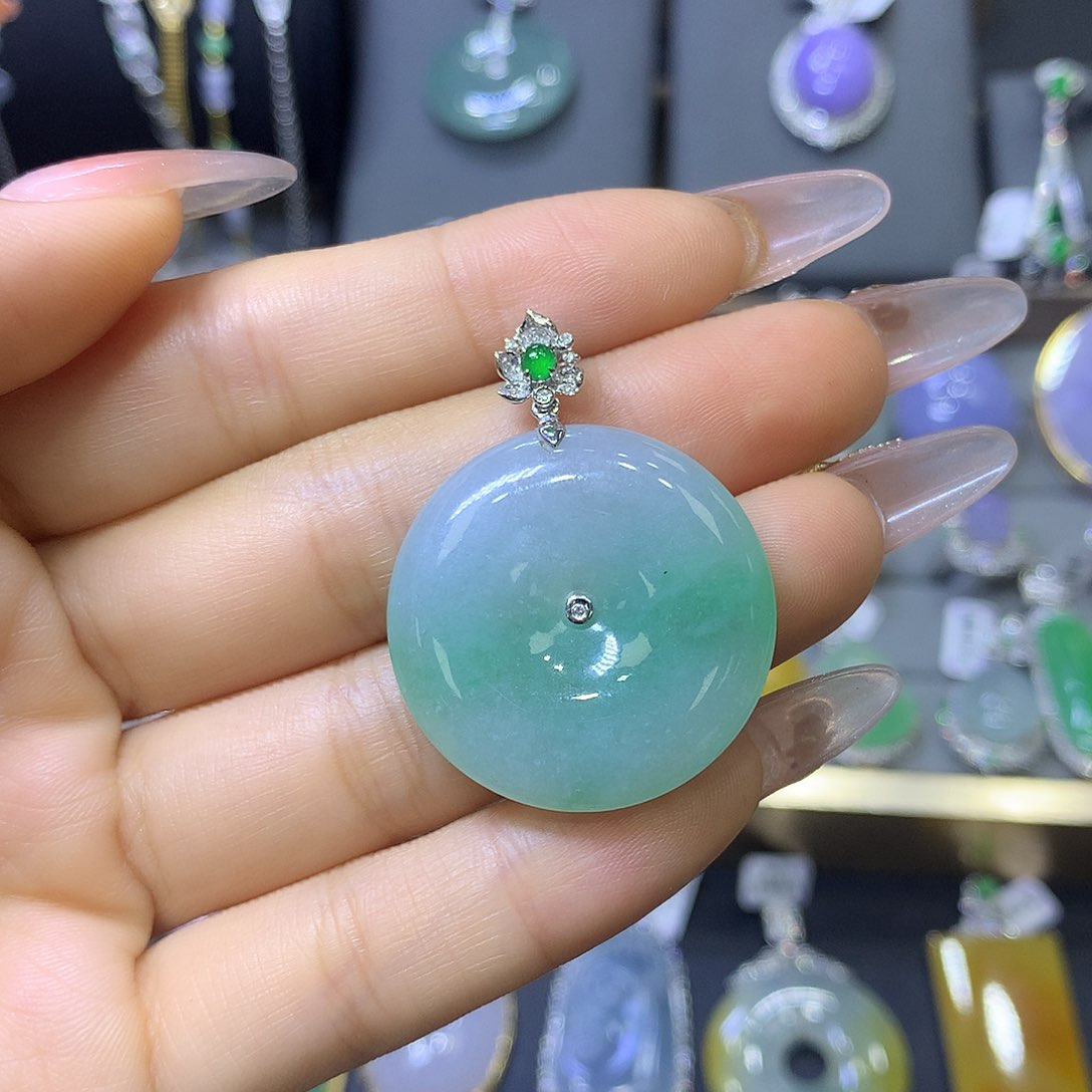 翡翠18K金镶嵌颈饰翡翠