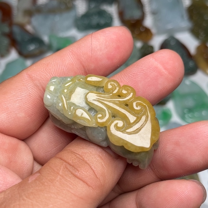 翡翠未镶嵌颈饰貔貅