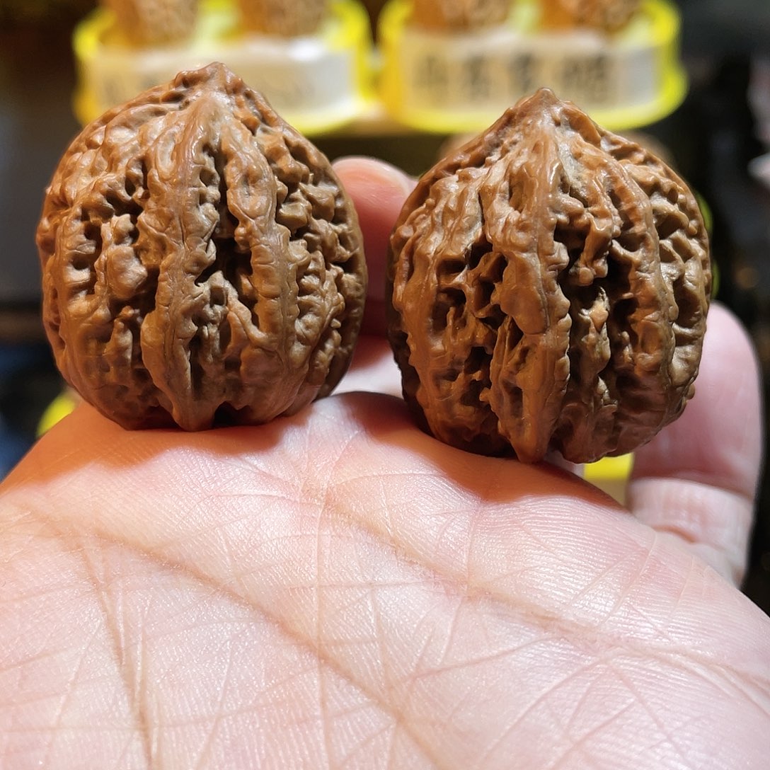 文玩核桃吊坠绣球