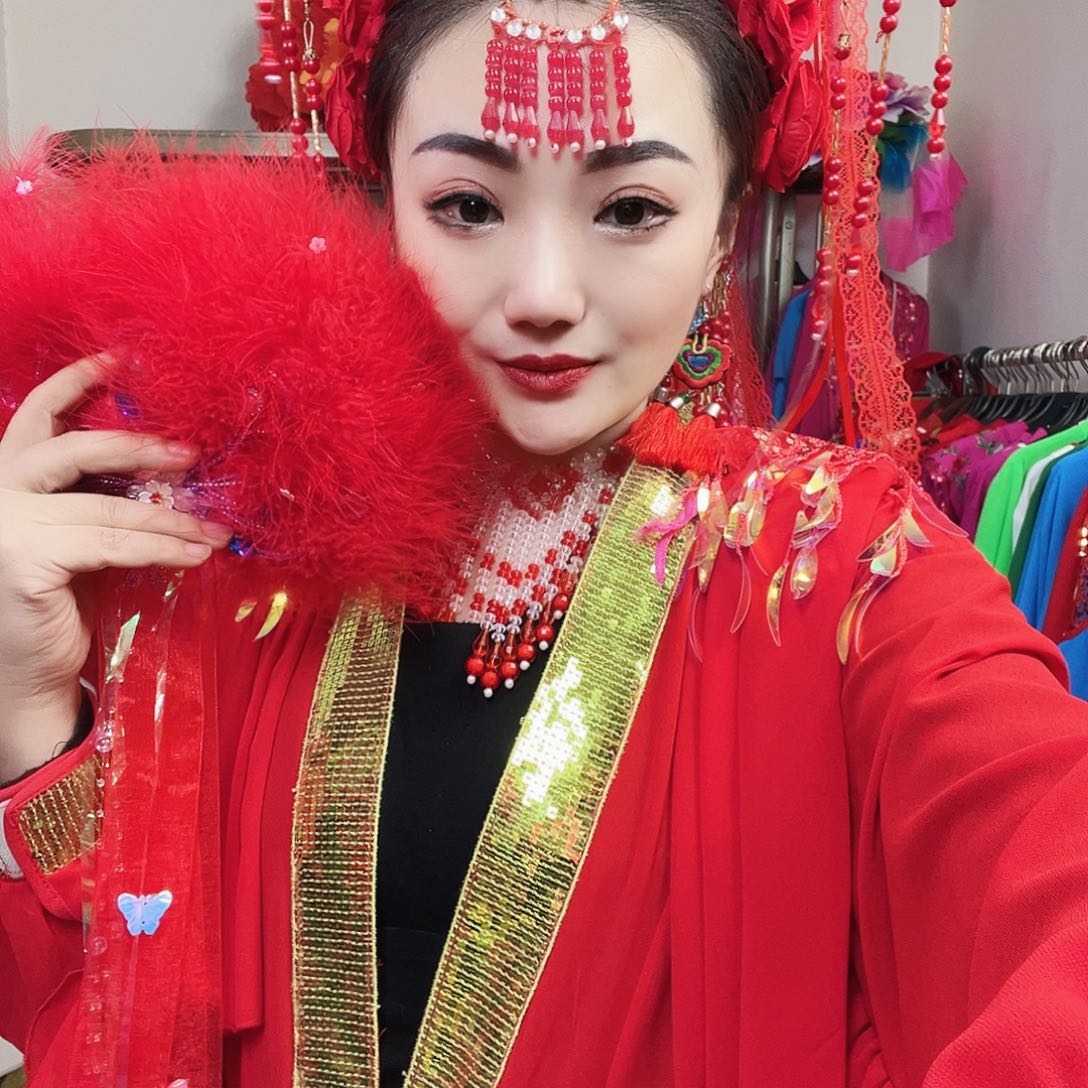 头饰，衣服，后羽毛，耳环，相连