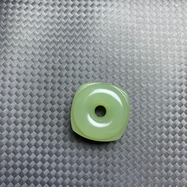 和田玉冰底湖水绿方圆扣吊坠