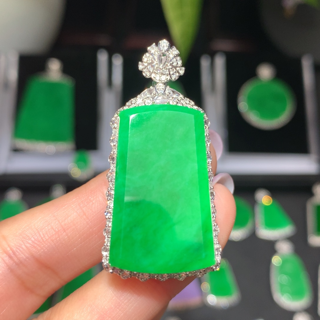 翡翠颈饰18K金镶嵌翡翠