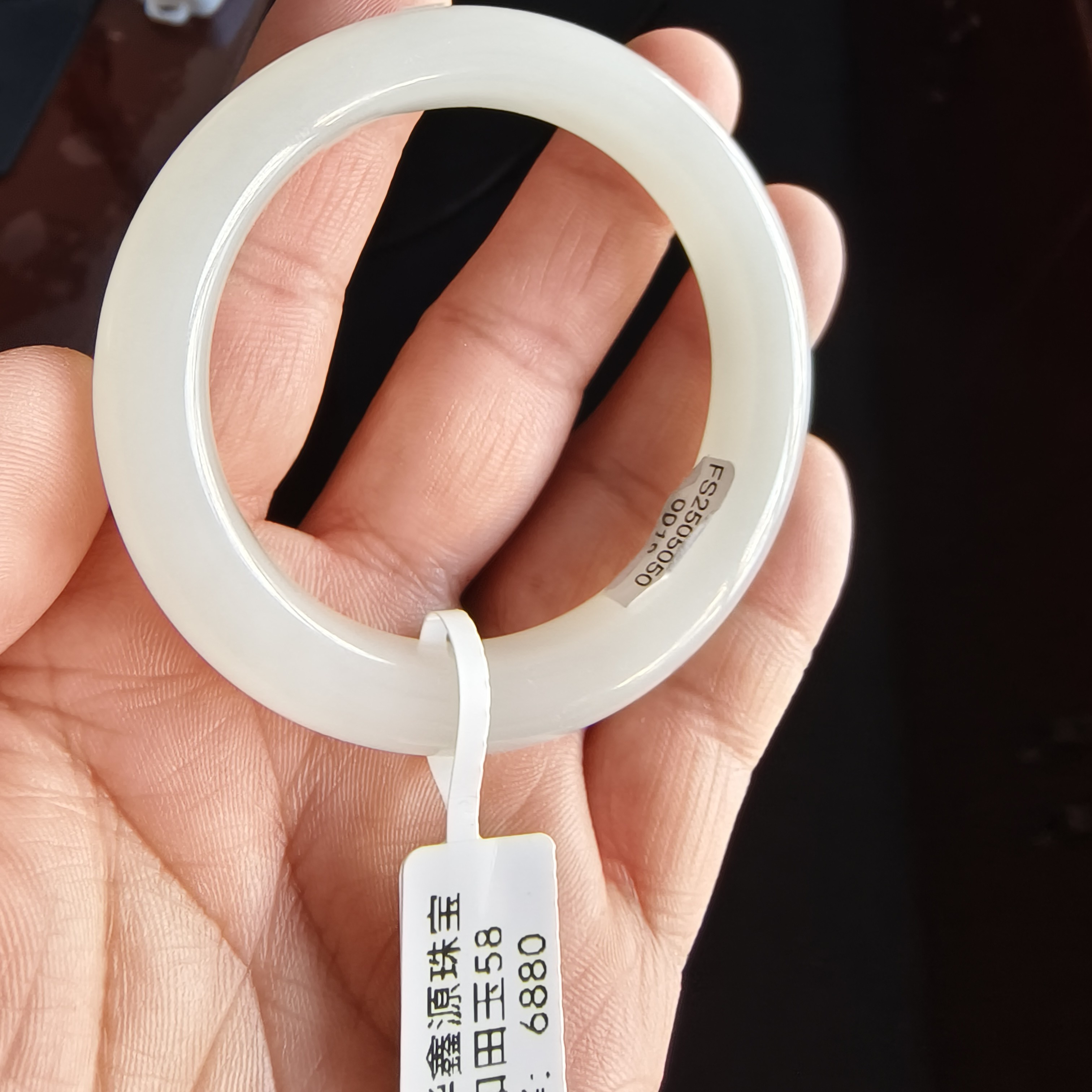 天然和田玉冰白手镯，温润细腻，高冰高透，圈口50-60mm，多样性发货。