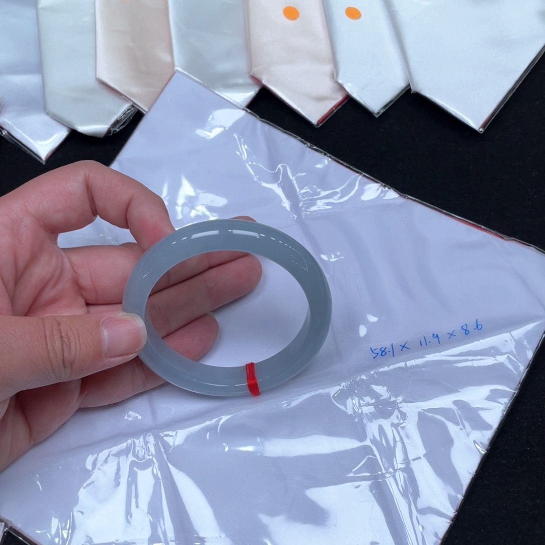 翡翠手镯未镶嵌。*。58.1正圈