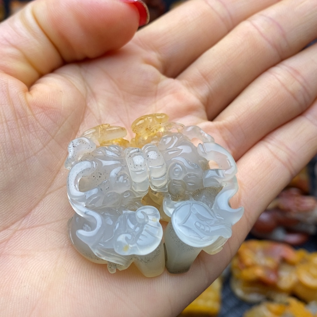 石英质玉（黄龙玉）未镶嵌颈饰