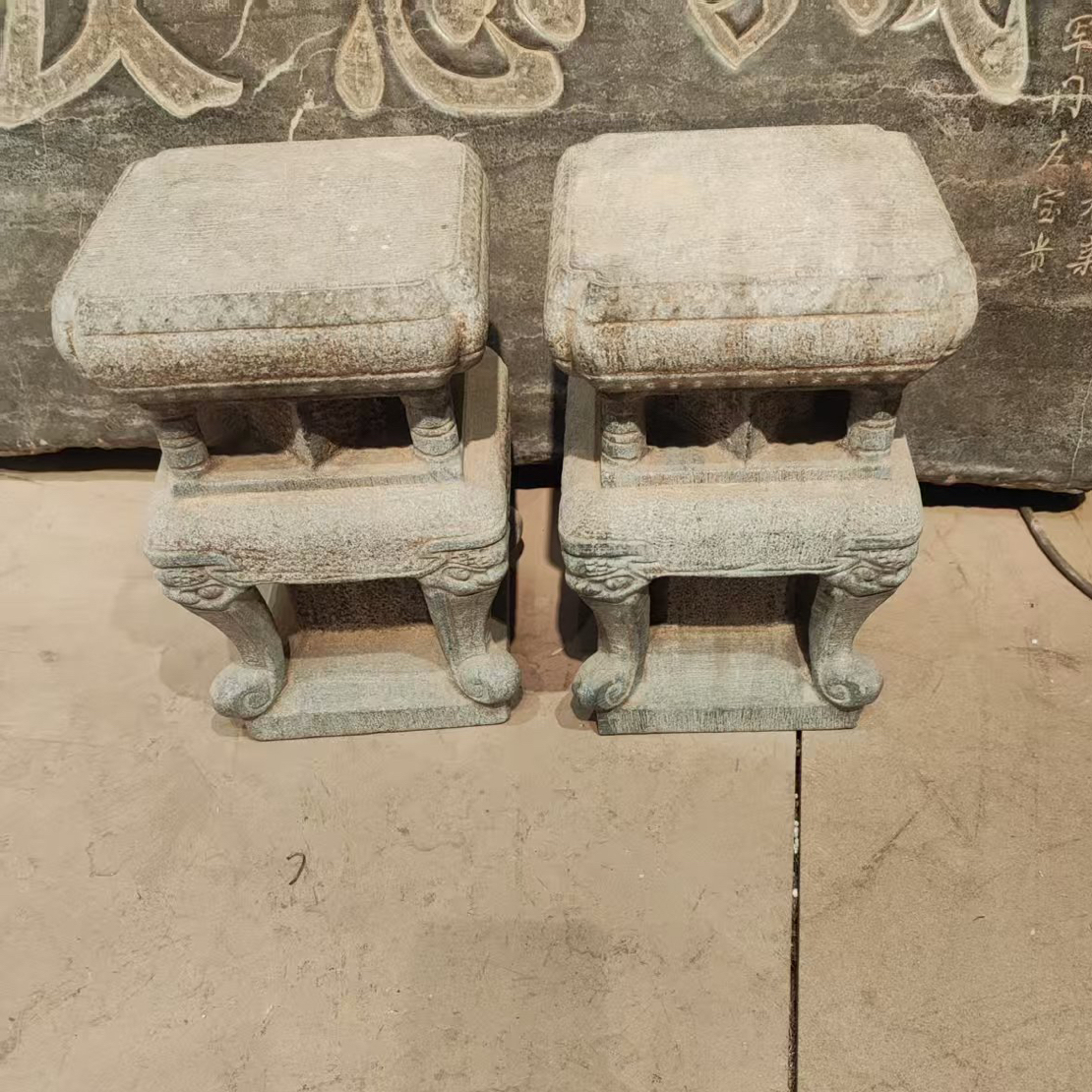 青石材质的小底座一对