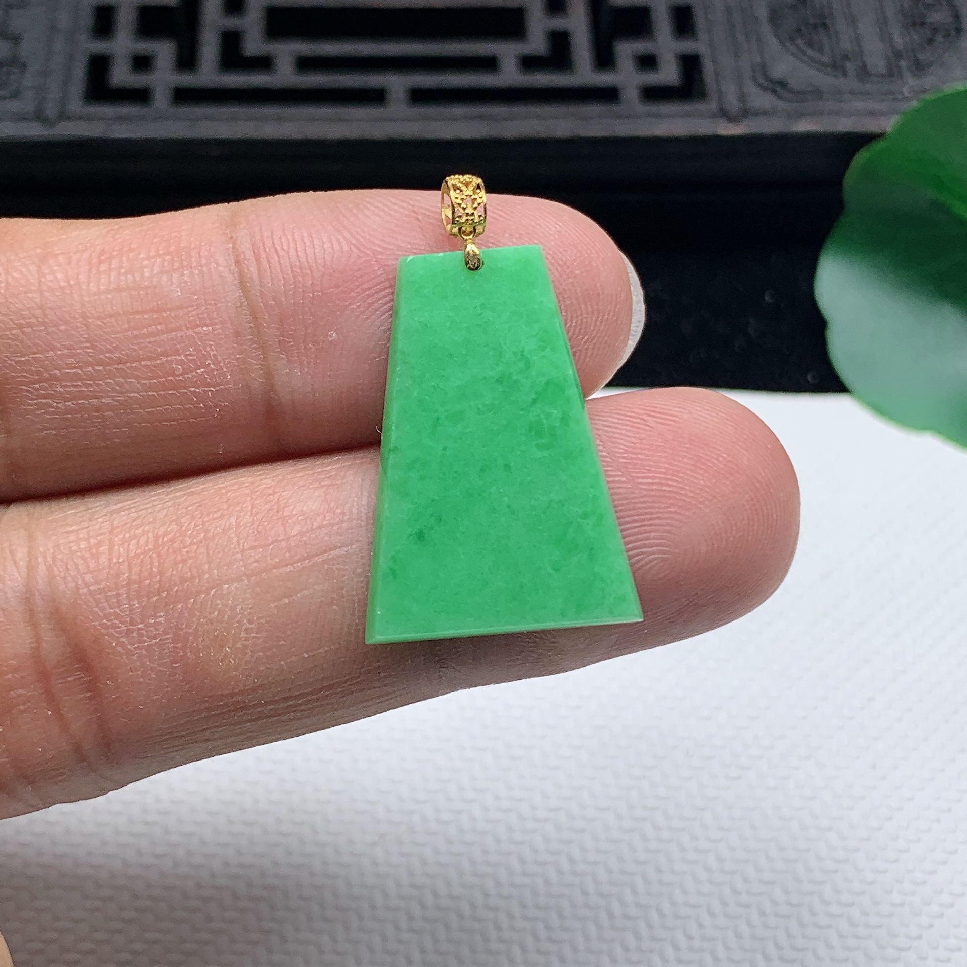 缅甸天然翡翠A货18K金扣飘阳绿素面牌吊坠尺寸24.9*17.4*2.2mm