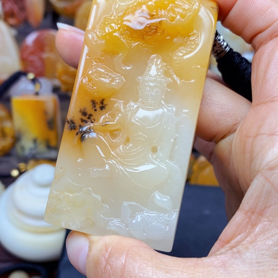 石英质玉（黄龙玉）颈饰未镶嵌