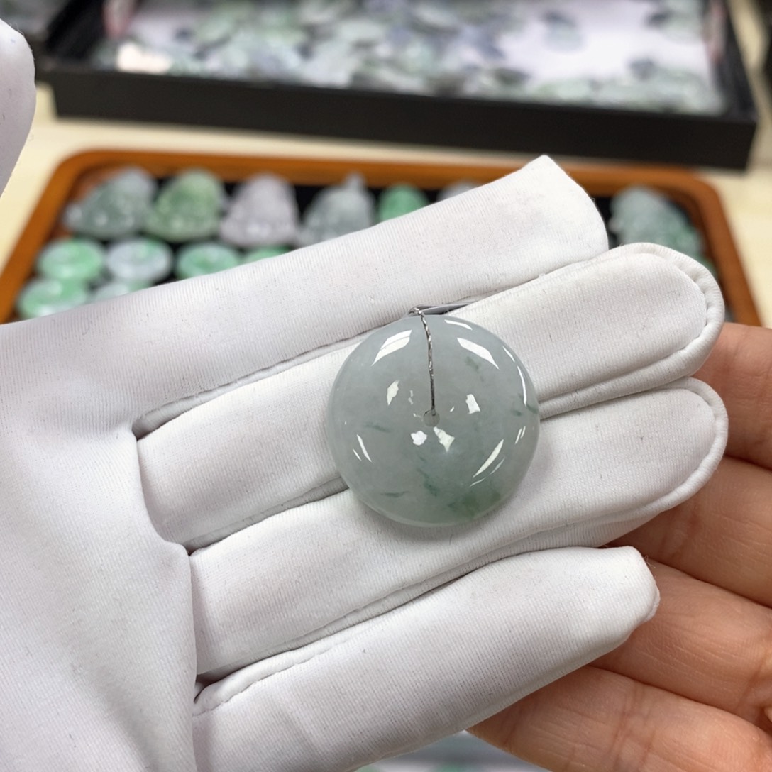 翡翠颈饰未镶嵌平安扣