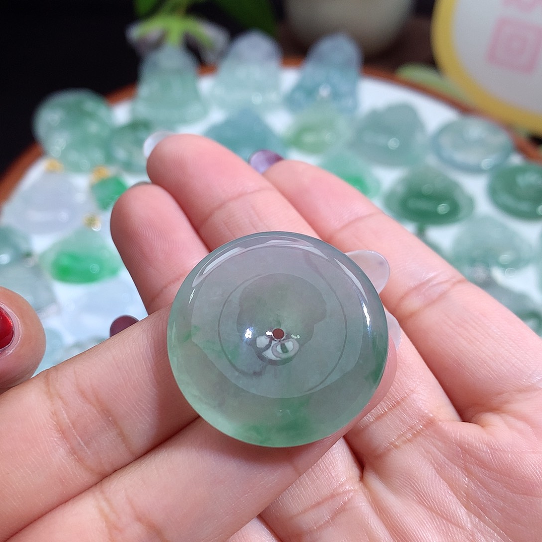 翡翠未镶嵌颈饰平安