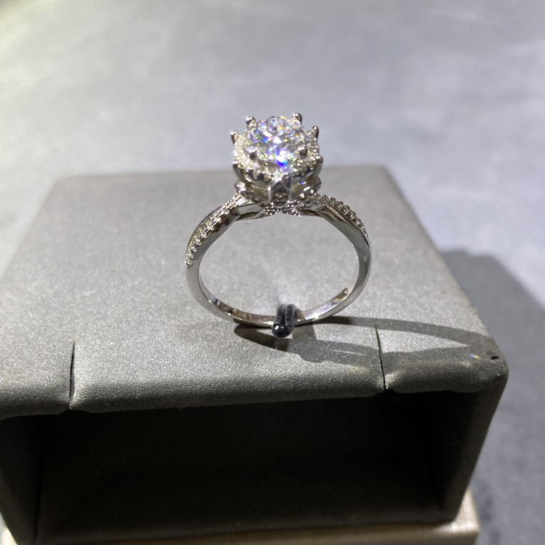 【钻注一生】 时尚轻奢女戒王世庄园1.0ct