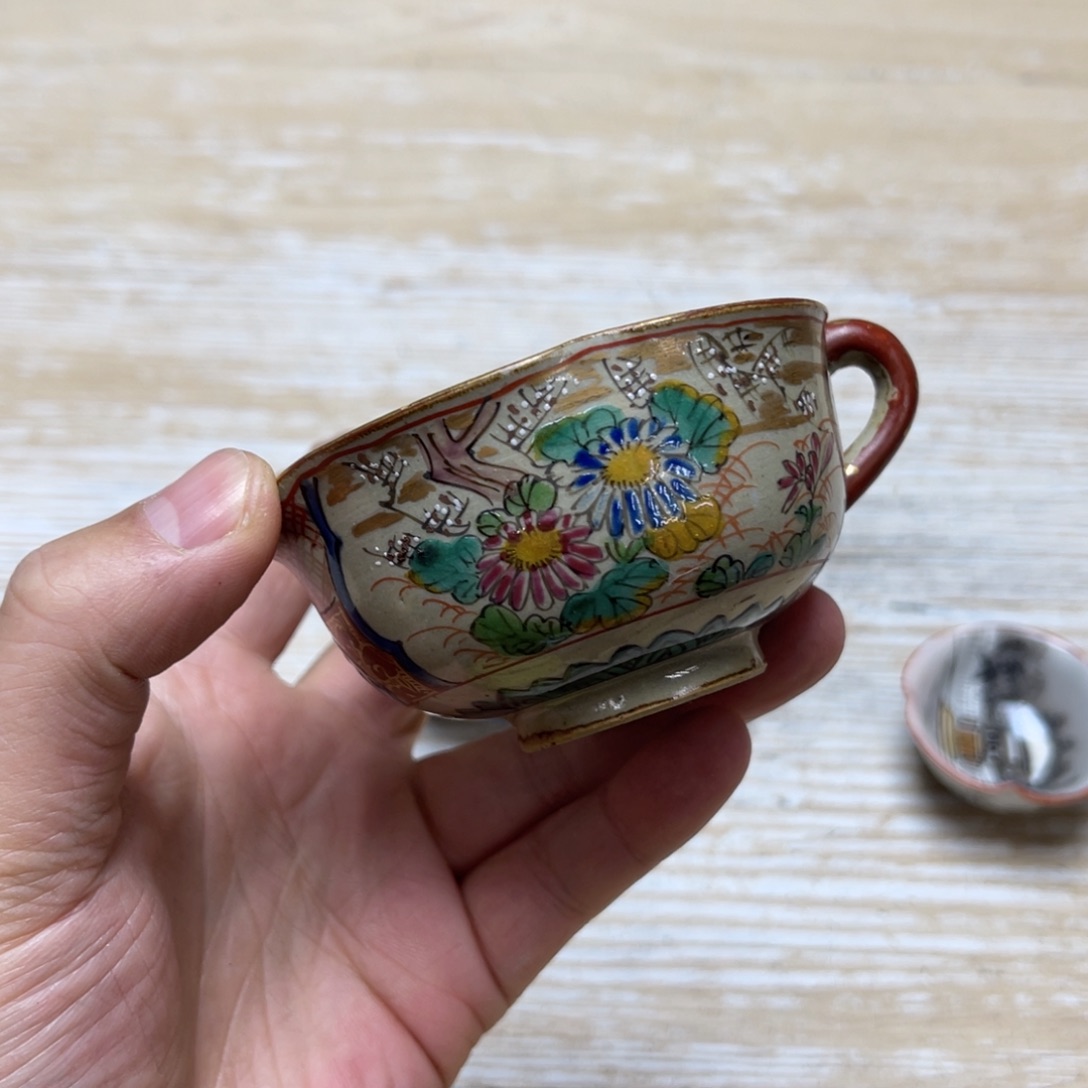 瓷片密密麻麻地排列着一个