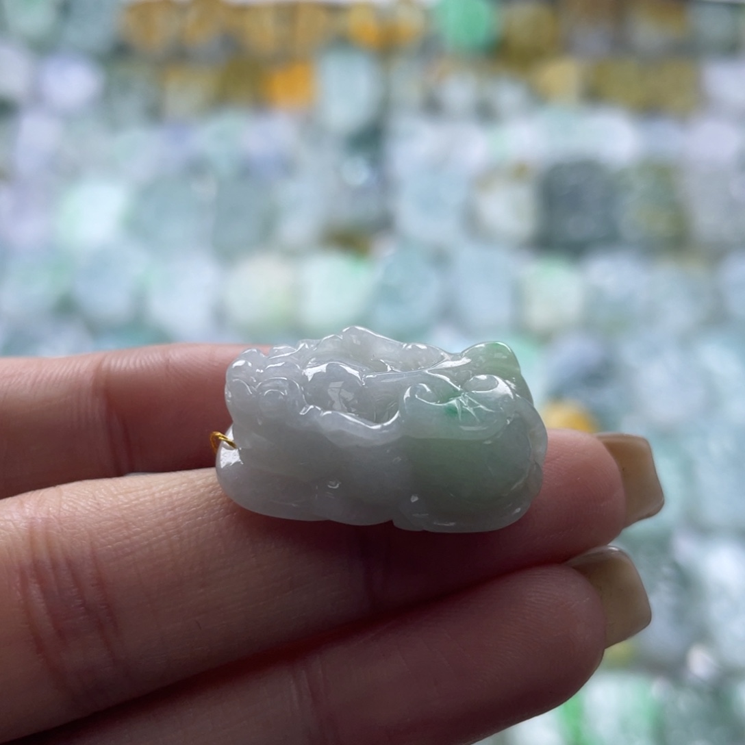 翡翠未镶嵌颈饰貔貅