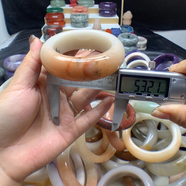 未镶嵌手镯石英质玉