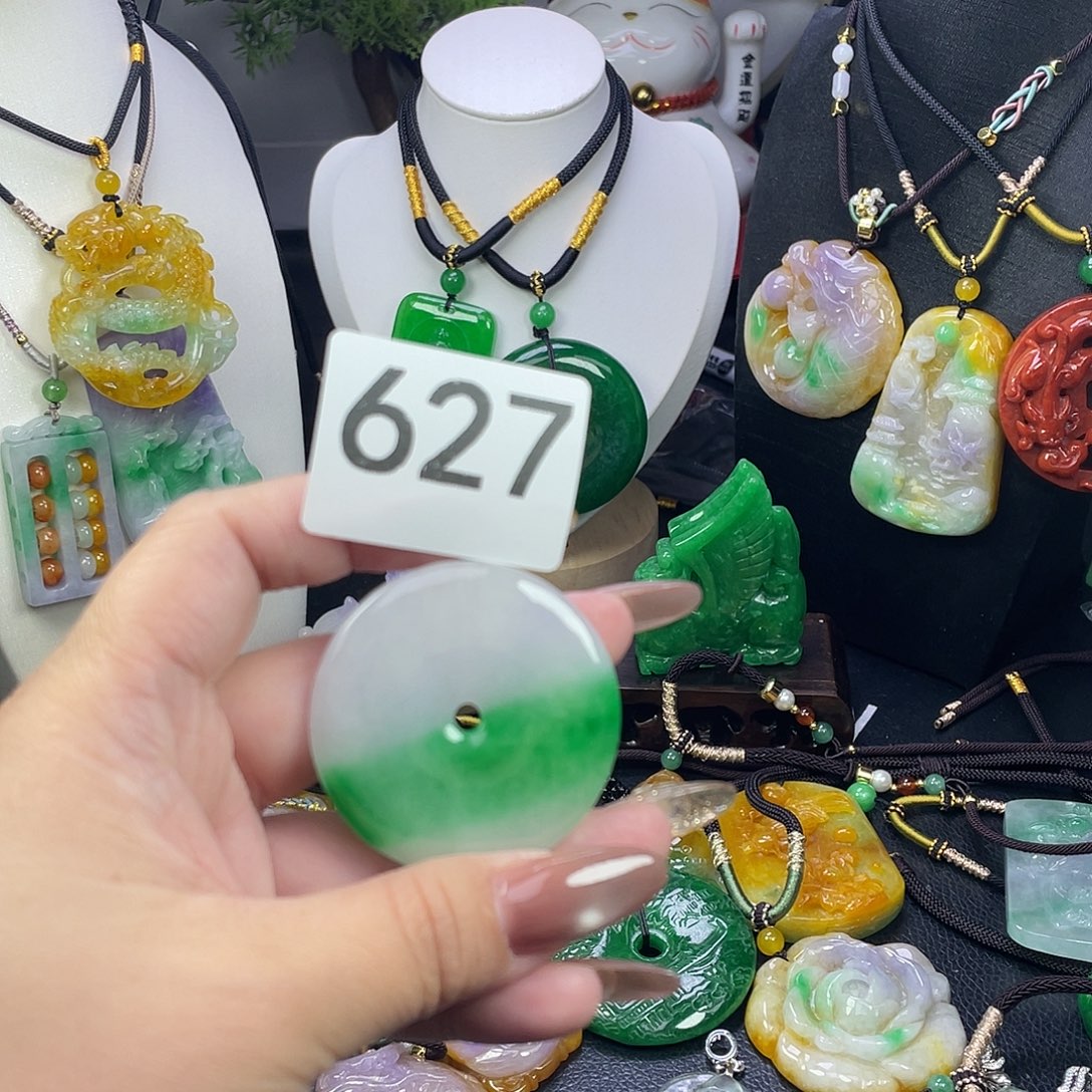翡翠未镶嵌吊坠(赠链)