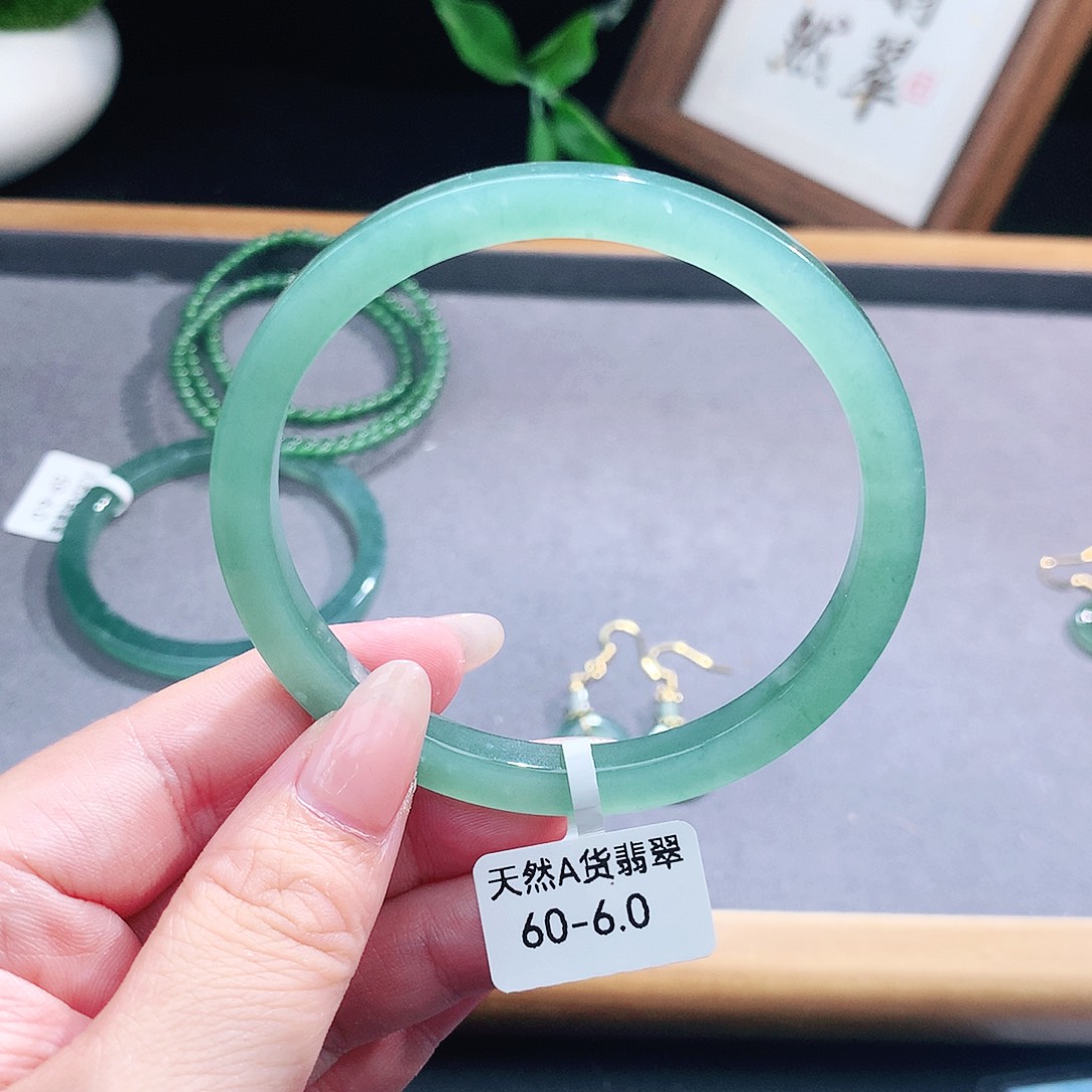 翡翠手镯（圆镯）未镶嵌