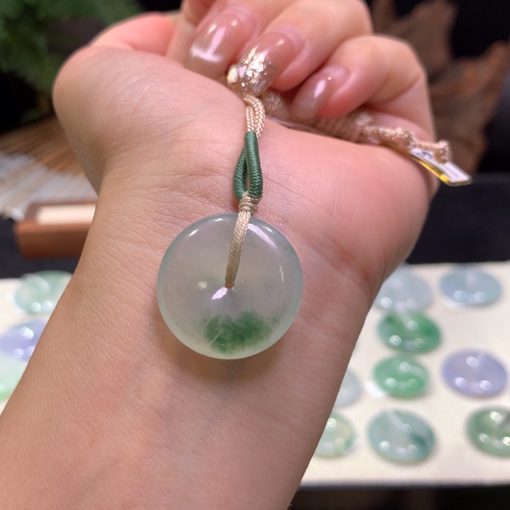 颈饰未镶嵌翡翠L***?天然