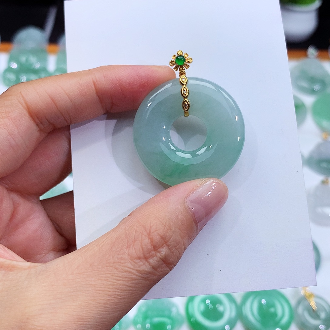 翡翠18K金镶嵌颈饰翡翠吊坠