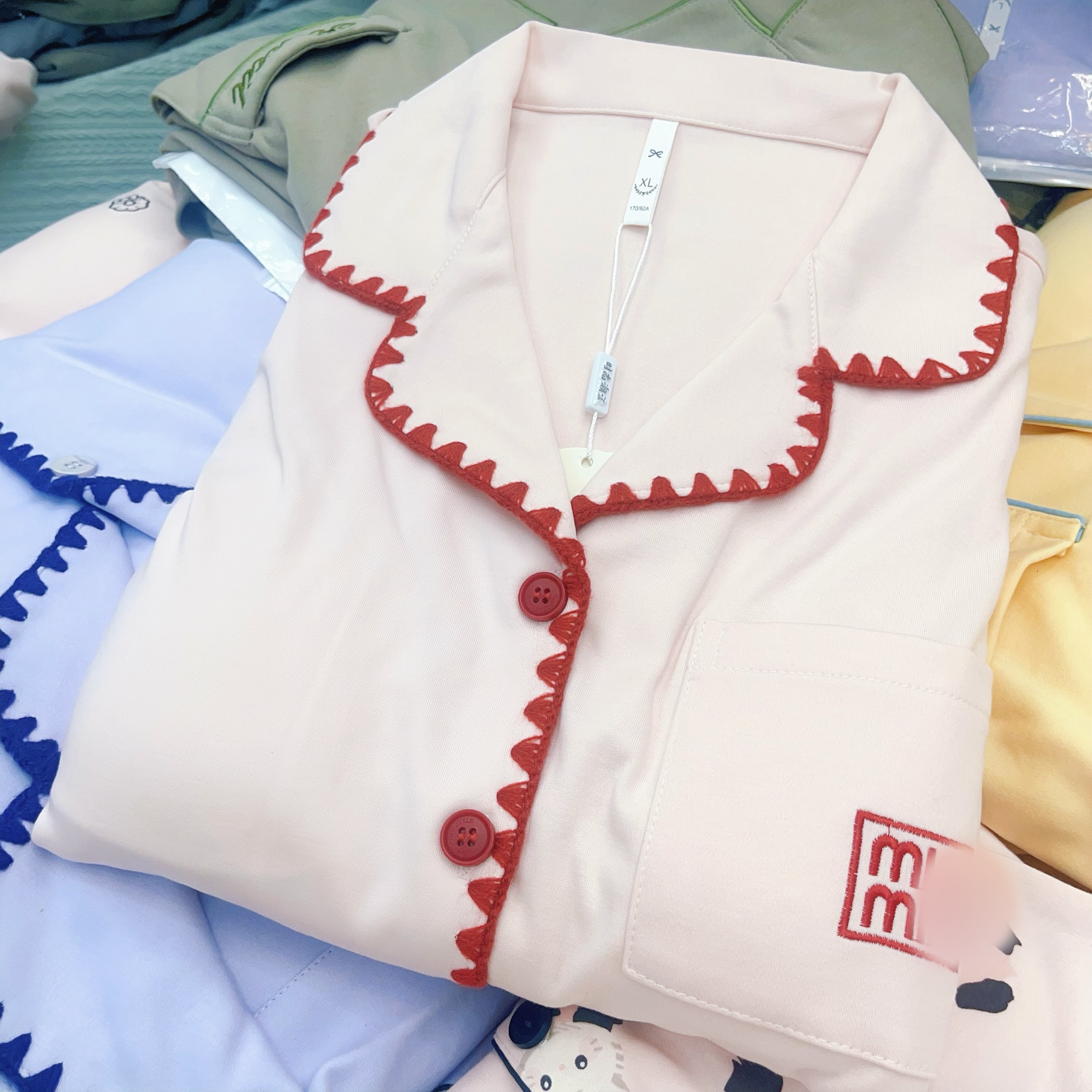 【B182】紧赛棉加厚10-20°粉色字母刺绣精品拉牙贝壳拼色长袖+胸垫