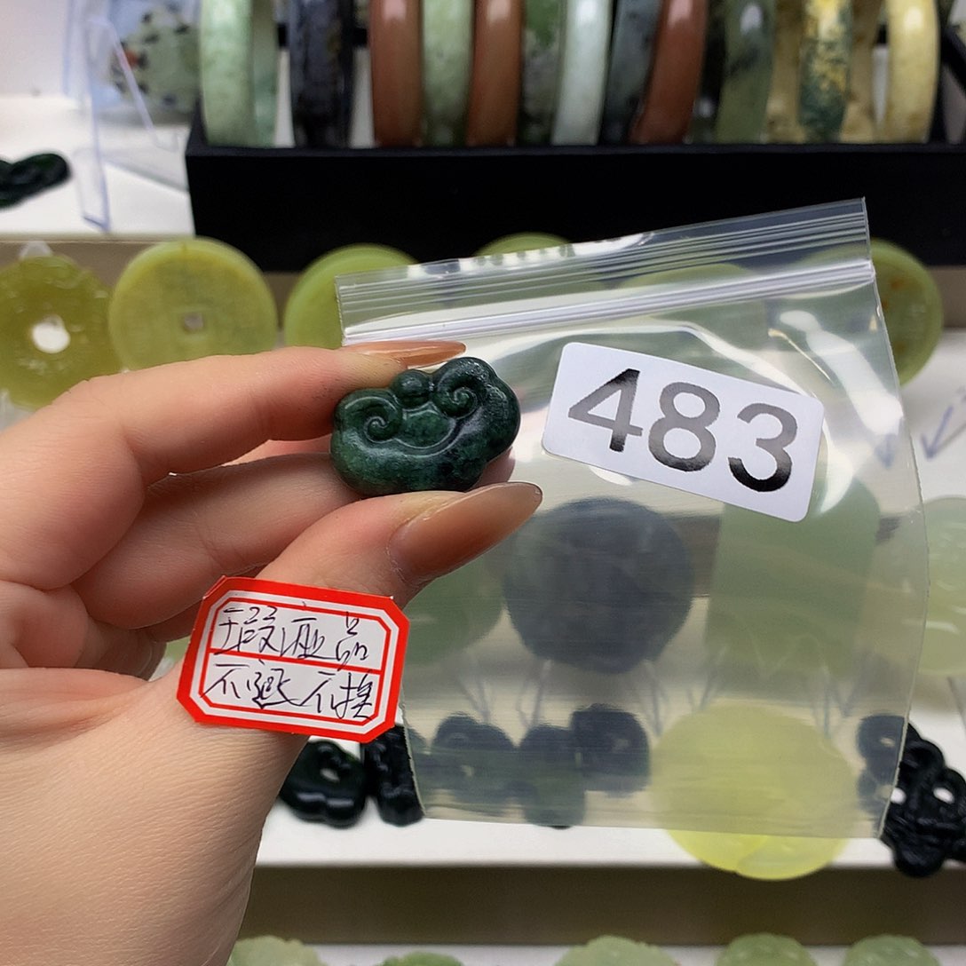 蛇纹石玉颈饰未镶嵌