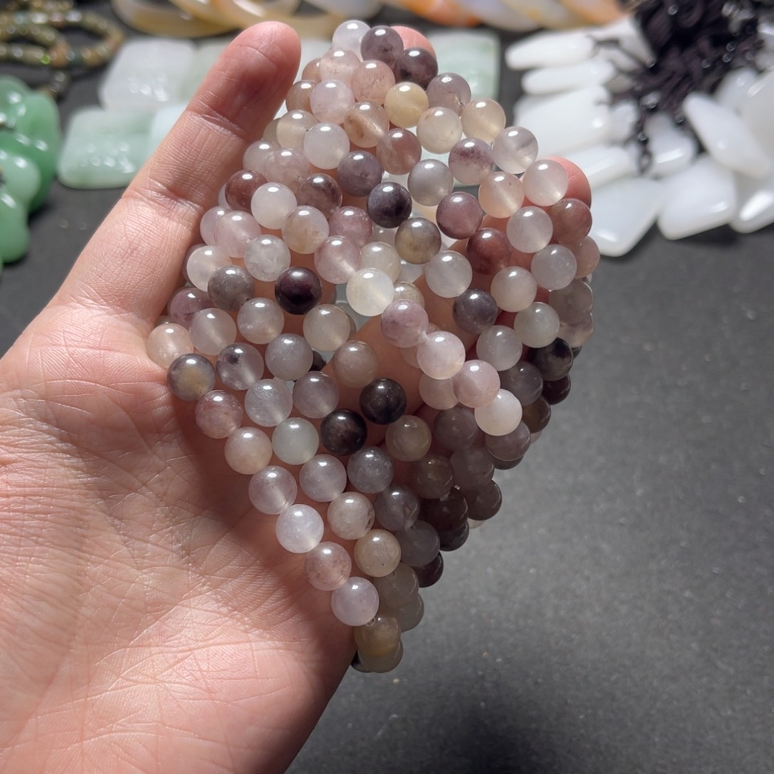 颈饰未镶嵌石英质玉跋*者