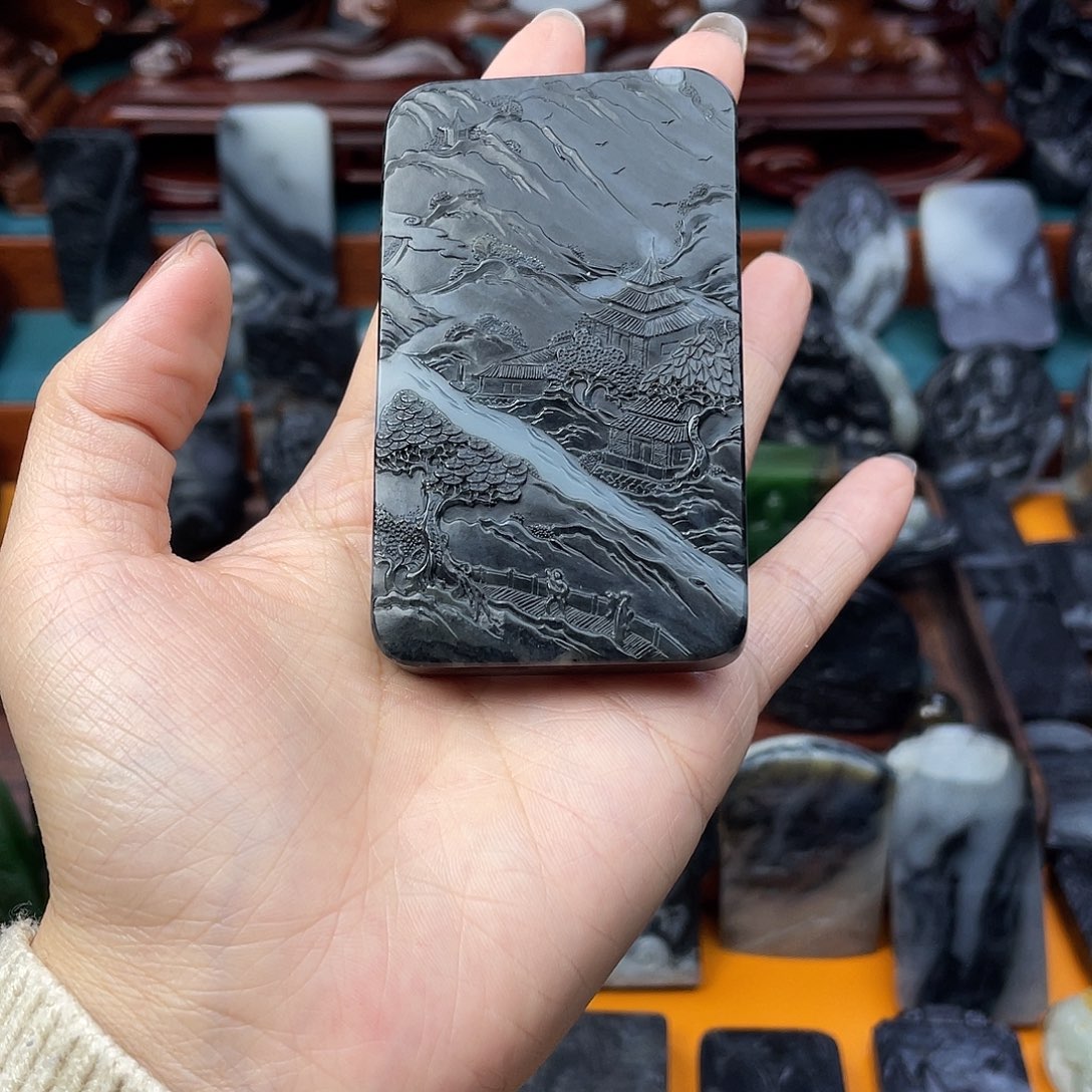 空***格和田玉未镶嵌颈饰