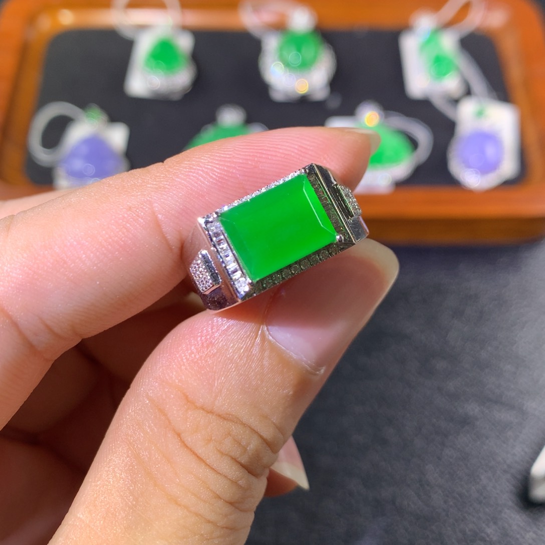 18K金镶嵌戒指翡翠翡翠