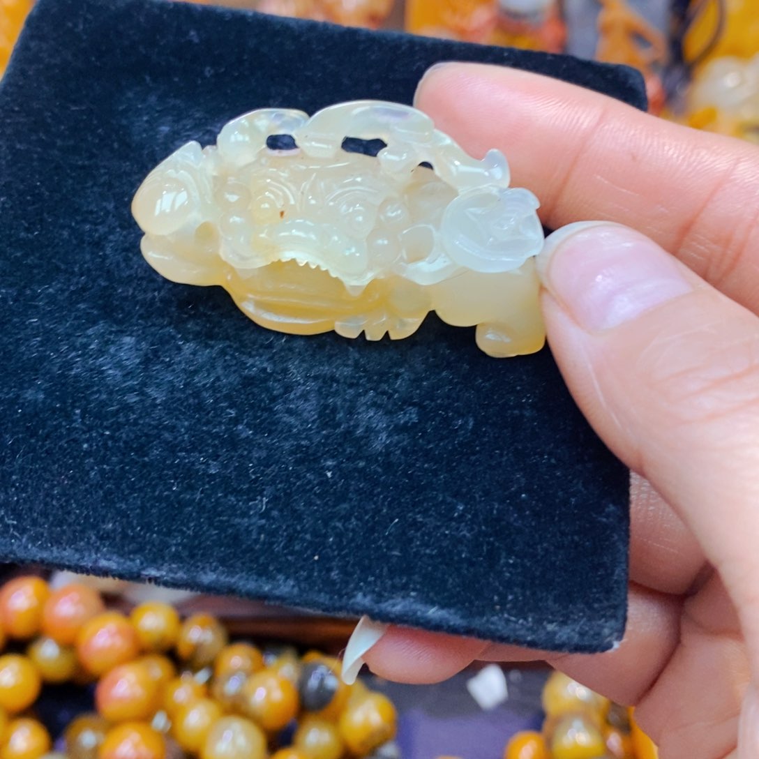 未镶嵌石英质玉（黄龙玉）颈饰