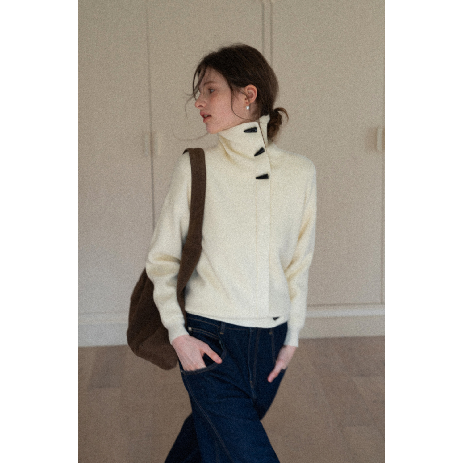 EGGKA 高领牛角扣套头针织上衣+氛围感系带毛领围巾E25A80853AF