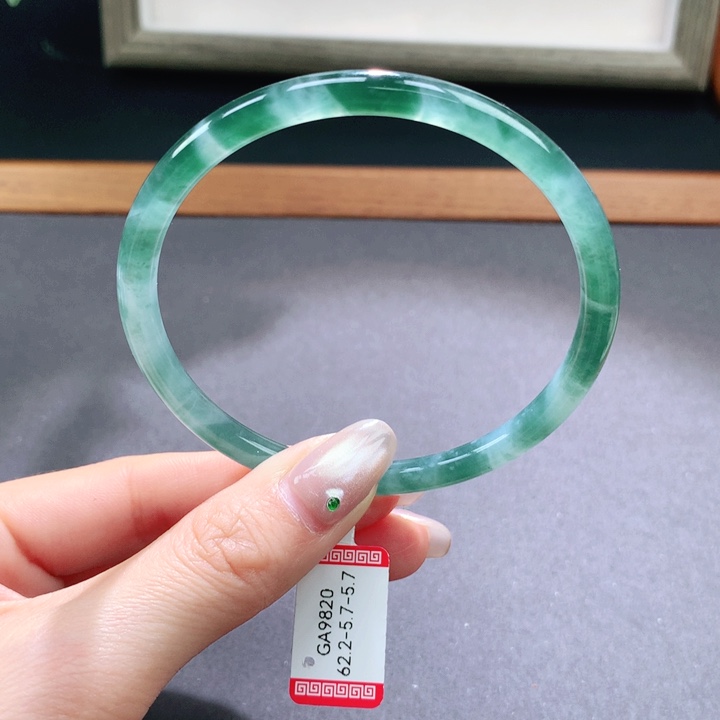 翡翠手镯未镶嵌天然翡翠手镯