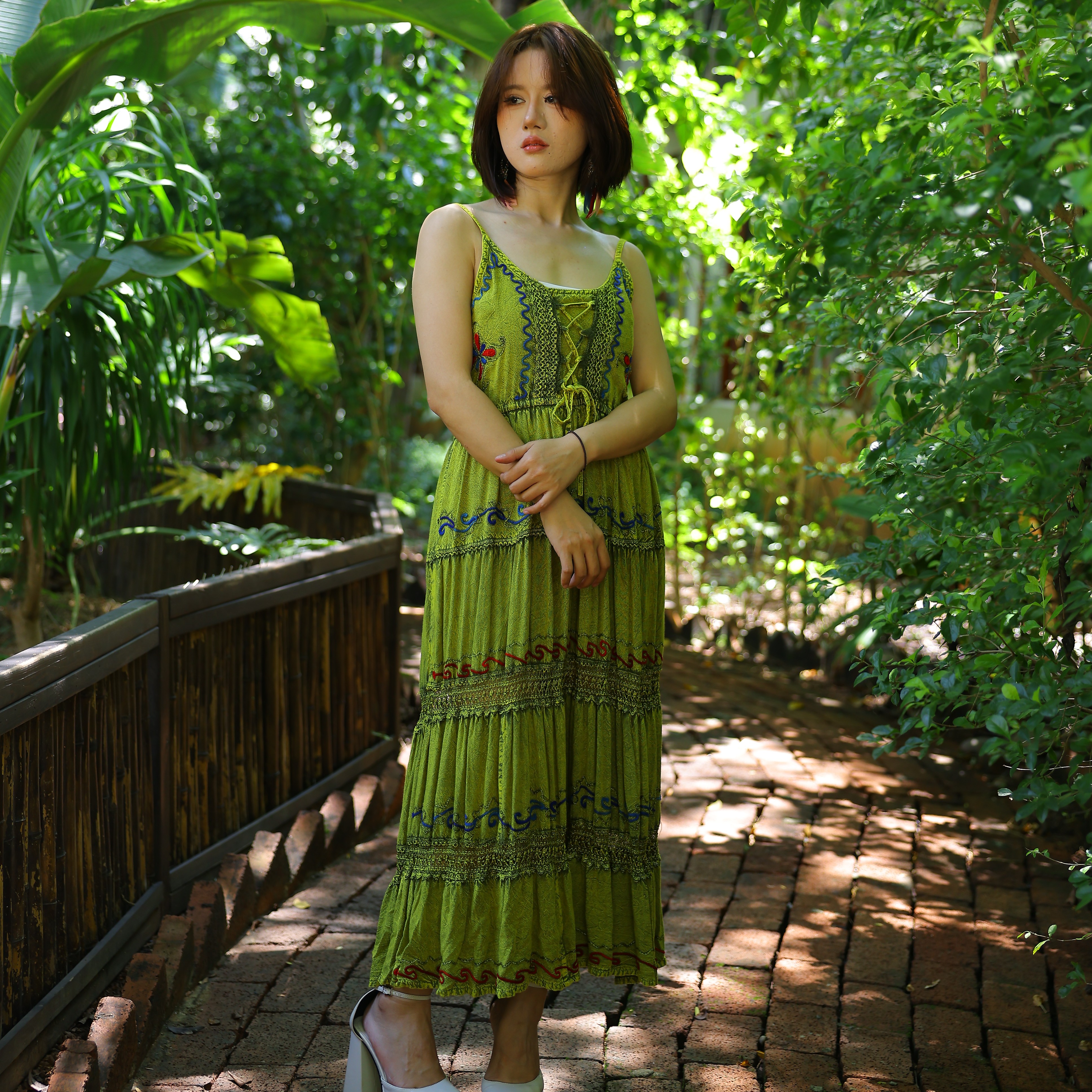 黄绿色挂脖式度假挂脖吊带长裙女夏季时尚新款气质
