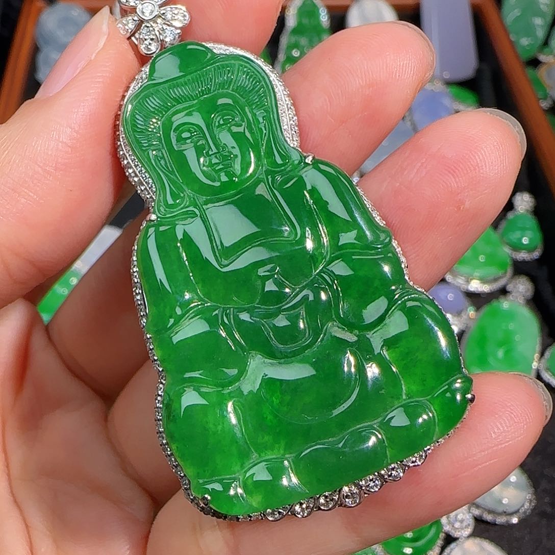 翡翠颈饰18K金镶嵌丽**鞋菠菜绿观音