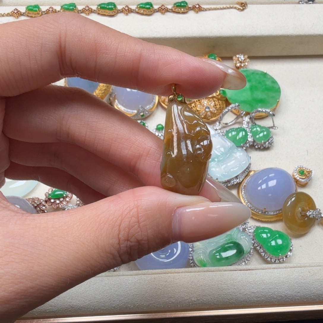 翡翠18K金镶嵌颈饰