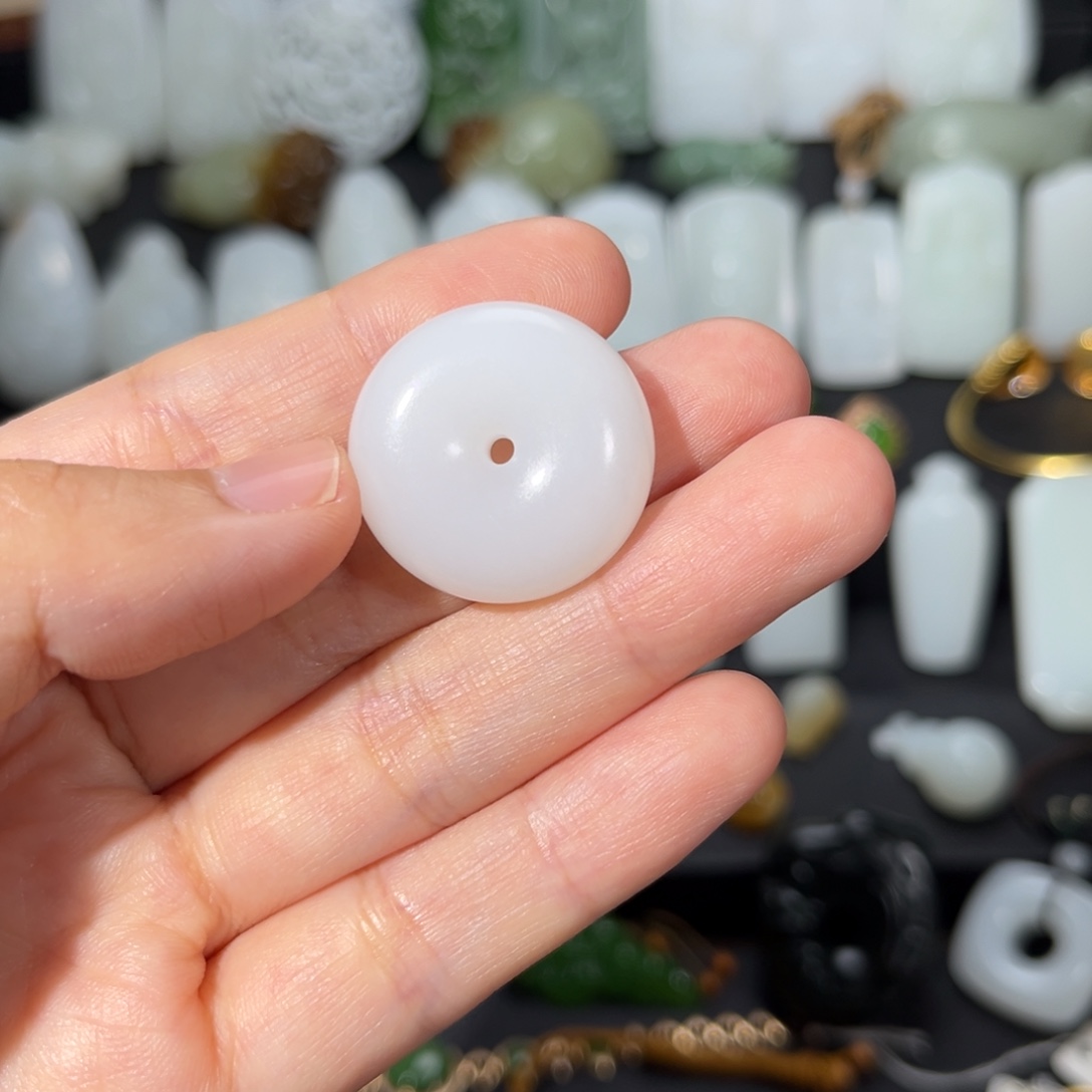 和田玉未镶嵌吊坠(赠链)