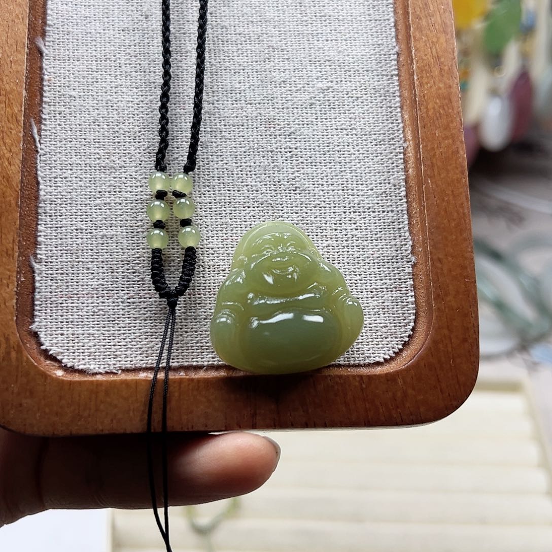 清***。石英质玉合金颈饰