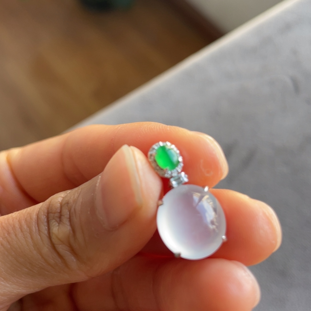 翡翠18K金镶嵌颈饰蛋面