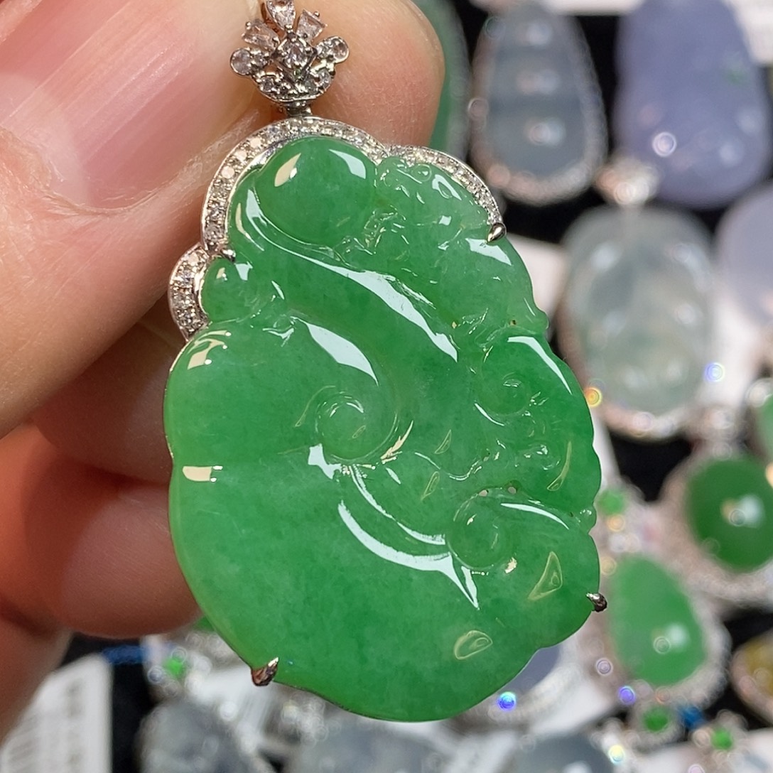 翡翠18K金镶嵌颈饰如意