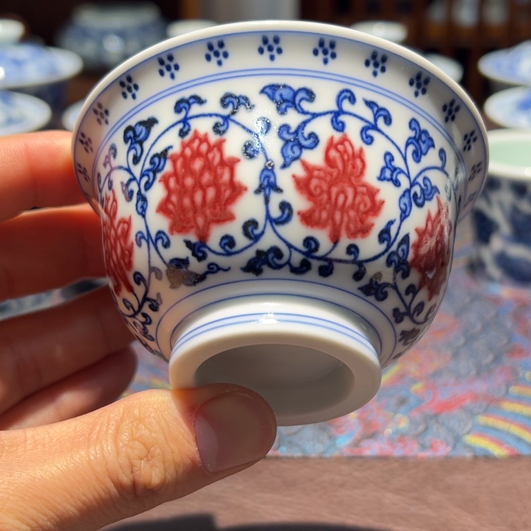 杯青花釉里红缠枝莲压手杯口径约9厘米