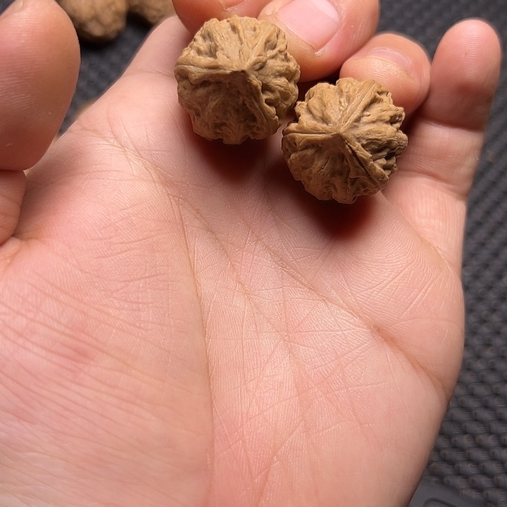 文玩核桃吊坠三棱