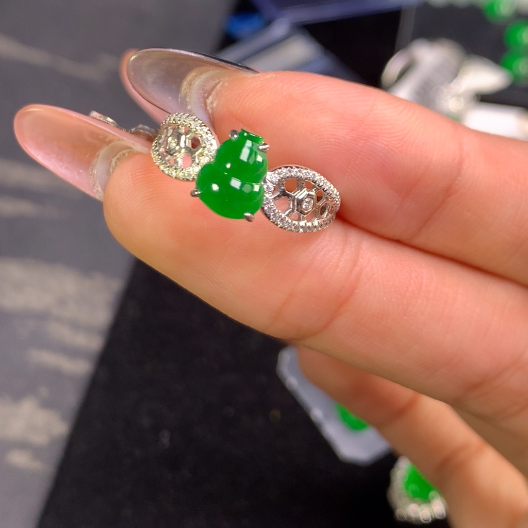 颈饰18K金镶嵌翡翠绿葫芦戒指 尺寸：8/6.5/3.1