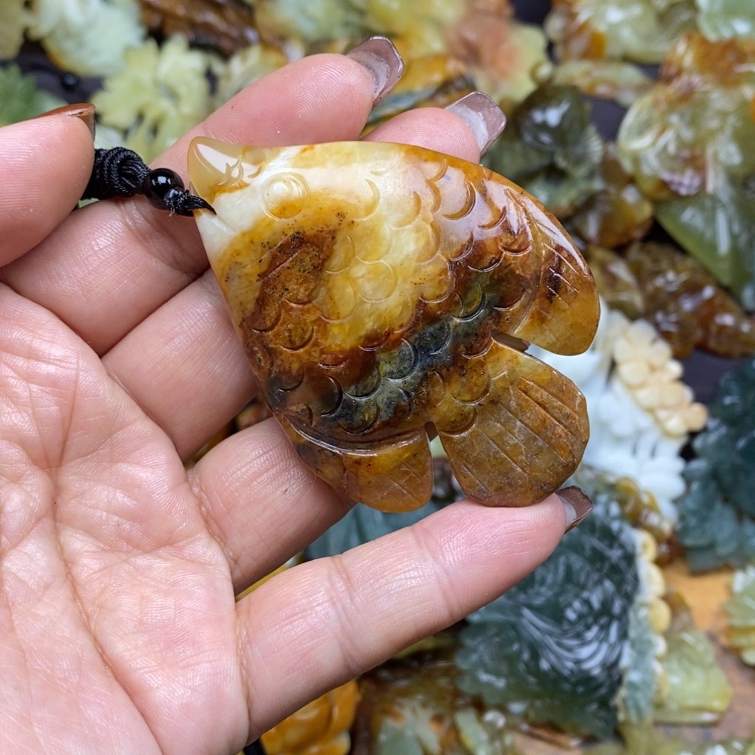 蛇纹石玉颈饰未镶嵌